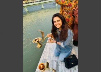 Madhurima Tuli takes a spiritual trip to Rishikesh, performs the holy Ganga aarti & talks about her emotional moment! 1 Madhurima Tuli