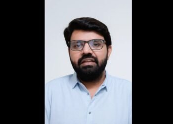 Indian entrepreneur, Sitaram Patel, business success story, inspiring journey, entrepreneurship India, Khandwa, Madhya Pradesh, business empire, mobile business, startup story, perseverance, hard work, mother's sacrifice, rags to riches, small business success, Indian businessman, entrepreneur success story, HDM Sales, Shri Dadaji Mobile,Sitaram Patel, entrepreneurship, success story, business growth, overcoming poverty, inspirational journey, Madhya Pradesh, family business, Khandwa, Shri Dadaji Mobile,