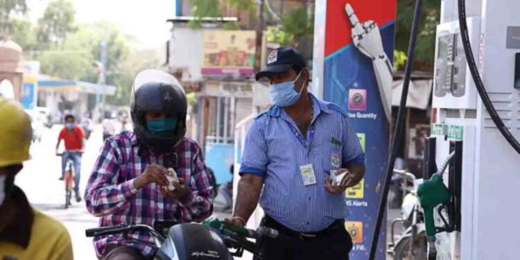 fake helmets, counterfeit helmets, road safety, BIS certified, ISI mark, helmet safety, No Helmet No Fuel, Rajeev Kapur, 2WHMA, UP Government